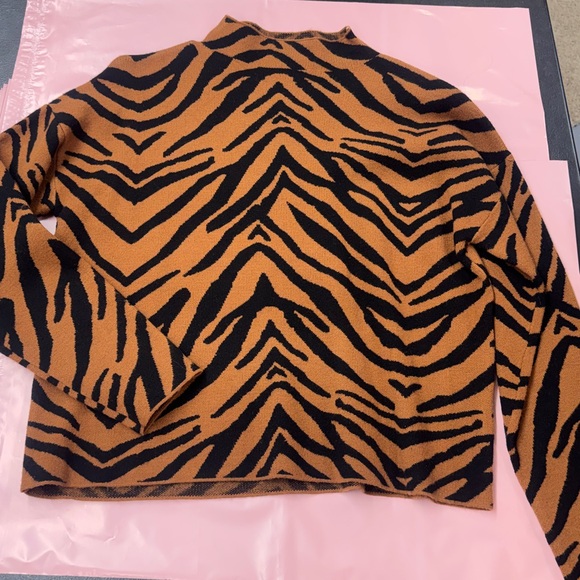 Carmen Marc Valvo mockneck long sleeve cozy tiger print sweater size Medium-NWOT - Picture 2 of 10